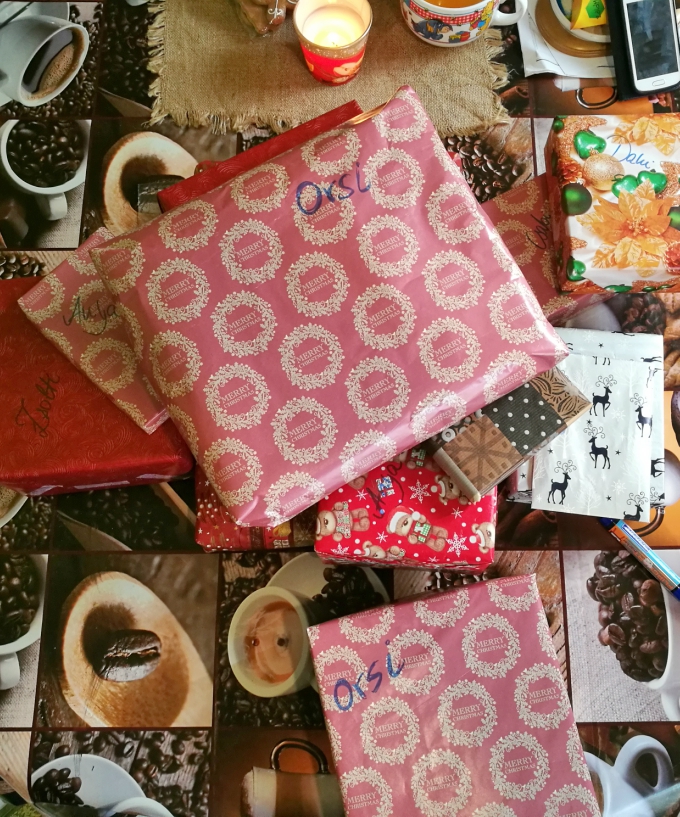 Christmas Gift Wrapping - Blogmas 2017 Day 21 - Anna Can Do It!
