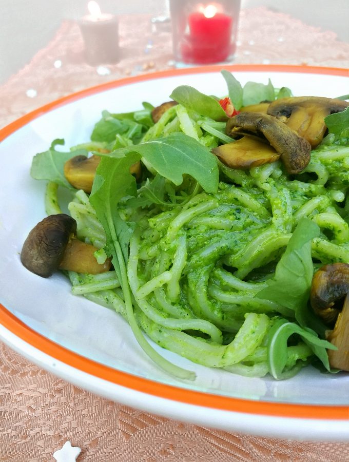 Spinach Pesto Pasta with Mushroom & Arugula - Blogmas 2017 Day 17 - Anna Can Do It!