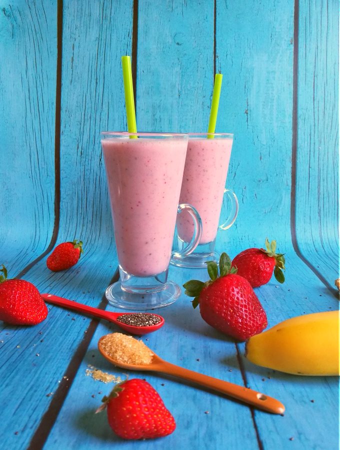 Strawberry Banana Chia Seed Smoothie - Anna Can Do It!